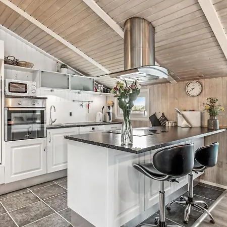 Hébergement de vacances Nice In Ringkbing With Indoor Swimming Pool, Sauna And 4 Bedrooms