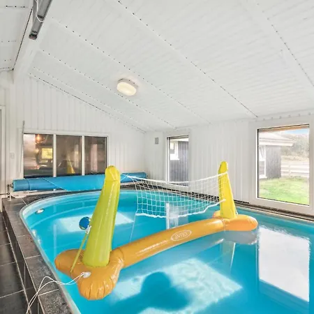 Hébergement de vacances Nice In Ringkbing With Indoor Swimming Pool, Sauna And 4 Bedrooms *